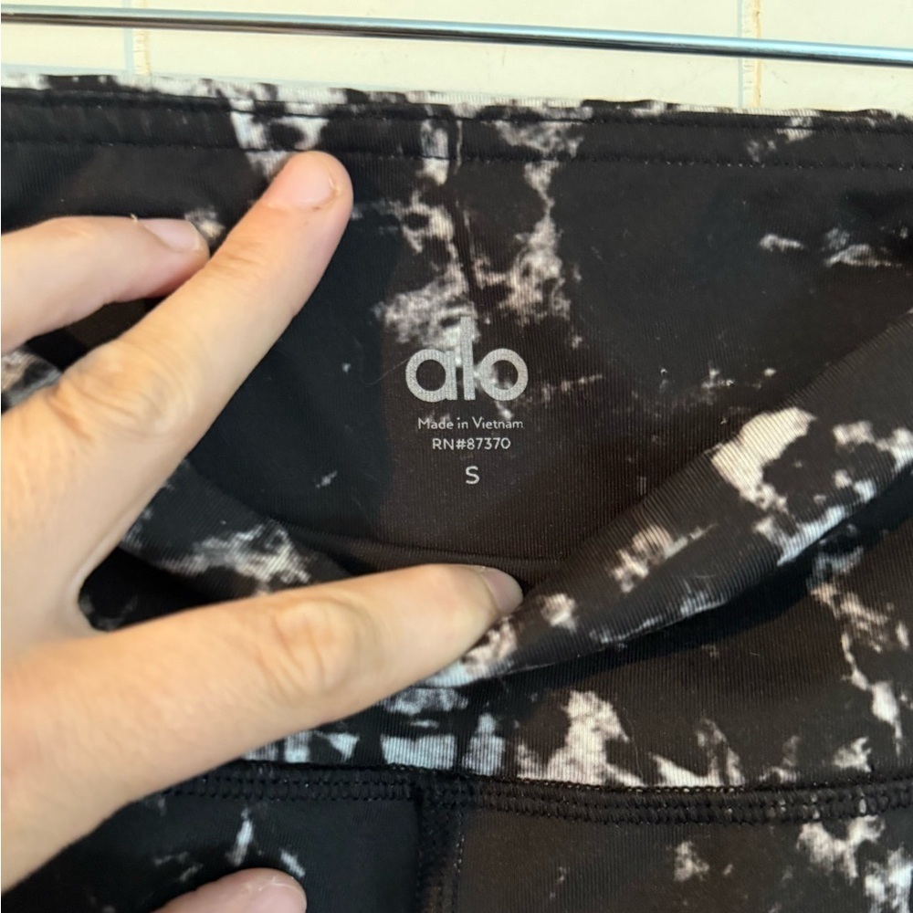 ALO Yoga High Waisted Goddess Leggings size S Black White Tie Dye Pants - Picture 5 of 6